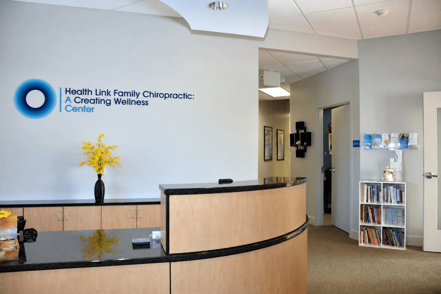Health Link reception desk where Ming Acupuncture appointments are scheduled